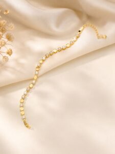 VIP altıgen detaylı gold renk bileklik, parlak zirkon taş işlemeli, günlük ve özel gün kullanımına uygun şık kadın bilekliği.