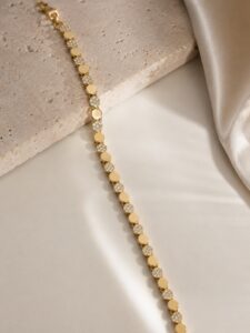VIP Gold zirkon taşlı yuvarlak plaka detaylı kadın bileklik
