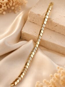 VIP geometrik desenli gold renk zirkon taşlı kadın bileklik yakın plan ürün görseli.