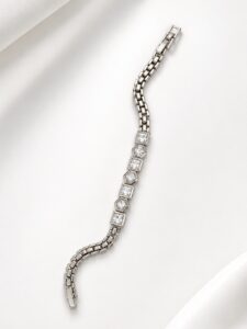 Xuping geometrik zirkon taşlı gümüş renk kadın bileklik, günlük ve özel davet kombinlerine uygun şık tasarım.