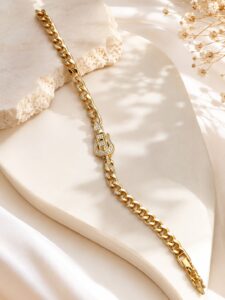 Xuping kemer tokası figürlü zirkon taşlı gold zincir bileklik, modern zincir tasarımıyla günlük ve özel gün kombinlerine şıklık katar.